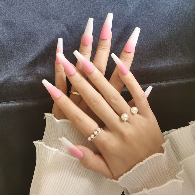 Appuyez sur les ongles