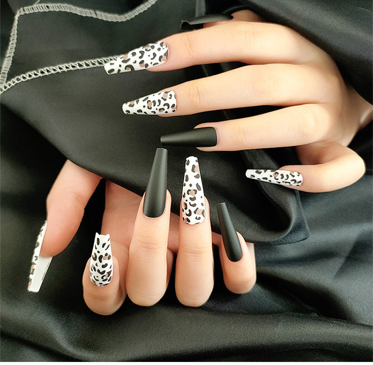 Appuyez sur les ongles